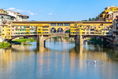 Arno nehrinin üzerine Ponte Vecchio (Eski Köprü) üzerine evler inşa edildi. 