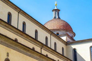 Santo Spirito 'nun dışı, Oltrarno Quar' da bir kilise.
