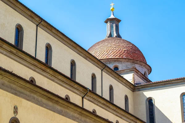 位于圣斯皮托外围的一座教堂位于奥尔特拉诺广场 图库图片