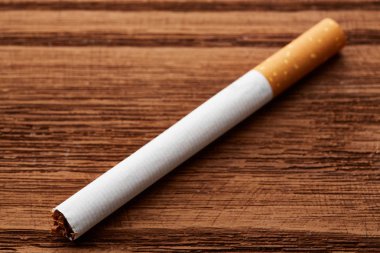 beyaz bir arka plan bir paketi yakın çekim içinde sigarası. Uyuşturucu bağımlılığı. Tütün yasaktır. kanser. Nikotin. Kötü alışkanlık.