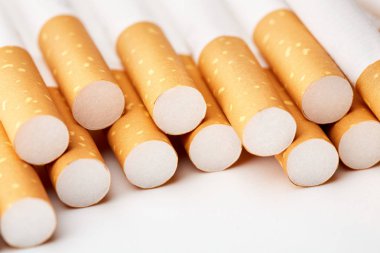 beyaz bir arka plan bir paketi yakın çekim içinde sigarası. Uyuşturucu bağımlılığı. Tütün yasaktır. kanser. Nikotin. Kötü alışkanlık.