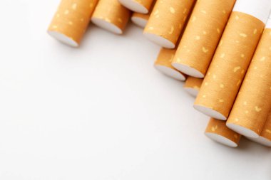 beyaz bir arka plan bir paketi yakın çekim içinde sigarası. Uyuşturucu bağımlılığı. Tütün yasaktır. kanser. Nikotin. Kötü alışkanlık.