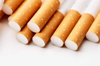 beyaz bir arka plan bir paketi yakın çekim içinde sigarası. Uyuşturucu bağımlılığı. Tütün yasaktır. kanser. Nikotin. Kötü alışkanlık.