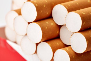 beyaz bir arka plan bir paketi yakın çekim içinde sigarası. Uyuşturucu bağımlılığı. Tütün yasaktır. kanser. Nikotin. Kötü alışkanlık.