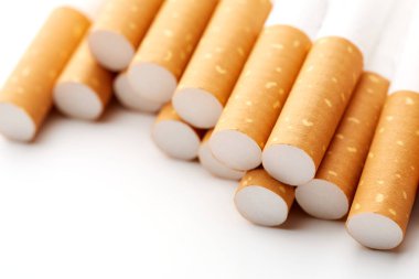 beyaz bir arka plan bir paketi yakın çekim içinde sigarası. Uyuşturucu bağımlılığı. Tütün yasaktır. kanser. Nikotin. Kötü alışkanlık.