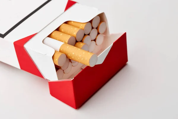 Papierosy Pakiet Makro Białym Tle Uzależnienie Narkotyków Palenie Tytoniu Raka — Zdjęcie stockowe