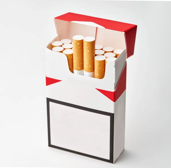 Cigarettes Dans Paquet Gros Plan Sur Fond Blanc Toxicomanie Fumer — Photo