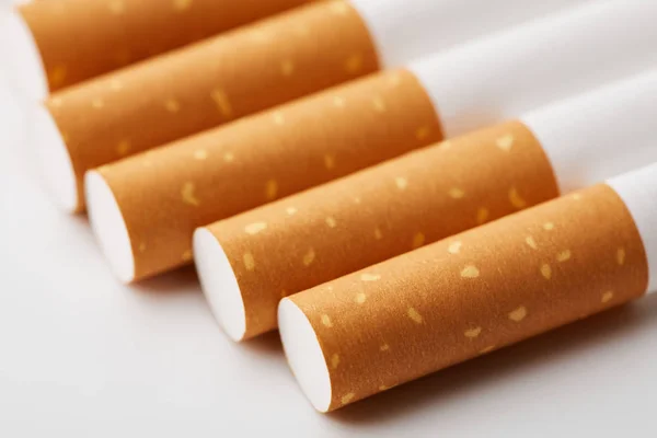 Сигареты Крупным Планом Белом Фоне Наркомания Курение Табака Рак Никотин — стоковое фото