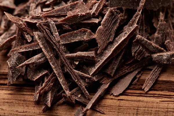 Briciole Cioccolato Nero Uno Sfondo Legno — Foto Stock