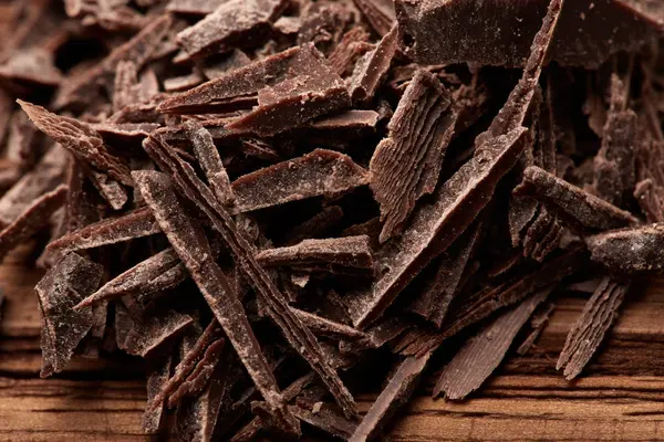 Briciole Cioccolato Nero Uno Sfondo Legno — Foto Stock