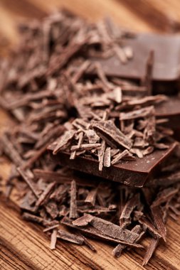 Siyah ahşap bir arka plan üzerinde çikolata kırıntıları