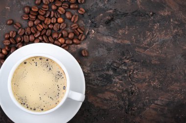 Kahve çekirdekleri ve tarçın çuval bezi bir arka plan üzerinde. Kavrulmuş kahve çekirdekleri arka plan kapatın. Üst metin kopyalama yeri olan kahve çekirdekleri kazık. Baharat. Baharat. Tarçın. Badian. Kahve evi.