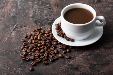 Kahve çekirdekleri ve tarçın çuval bezi bir arka plan üzerinde. Kavrulmuş kahve çekirdekleri arka plan kapatın. Üst metin kopyalama yeri olan kahve çekirdekleri kazık. Baharat. Baharat. Tarçın. Badian. Kahve evi.