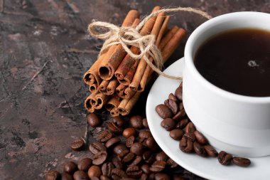 Kahve çekirdekleri ve tarçın çuval bezi bir arka plan üzerinde. Kavrulmuş kahve çekirdekleri arka plan kapatın. Üst metin kopyalama yeri olan kahve çekirdekleri kazık. Baharat. Baharat. Tarçın. Badian. Kahve evi.