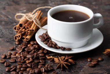 Kahve çekirdekleri ve tarçın çuval bezi bir arka plan üzerinde. Kavrulmuş kahve çekirdekleri arka plan kapatın. Üst metin kopyalama yeri olan kahve çekirdekleri kazık. Baharat. Baharat. Tarçın. Badian. Kahve evi.