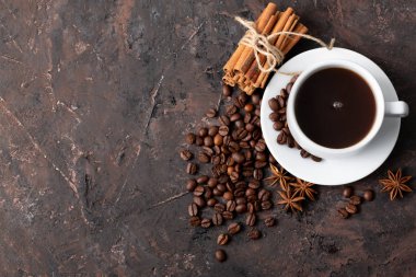 Kahve çekirdekleri ve tarçın çuval bezi bir arka plan üzerinde. Kavrulmuş kahve çekirdekleri arka plan kapatın. Üst metin kopyalama yeri olan kahve çekirdekleri kazık. Baharat. Baharat. Tarçın. Badian. Kahve evi.