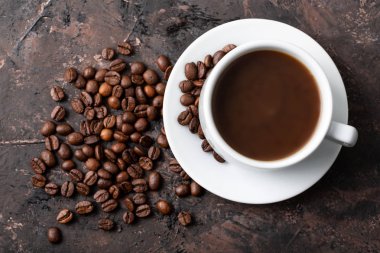 Kahve çekirdekleri ve tarçın çuval bezi bir arka plan üzerinde. Kavrulmuş kahve çekirdekleri arka plan kapatın. Üst metin kopyalama yeri olan kahve çekirdekleri kazık. Baharat. Baharat. Tarçın. Badian. Kahve evi.