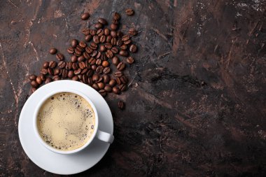 Kahve çekirdekleri ve tarçın çuval bezi bir arka plan üzerinde. Kavrulmuş kahve çekirdekleri arka plan kapatın. Üst metin kopyalama yeri olan kahve çekirdekleri kazık. Baharat. Baharat. Tarçın. Badian. Kahve evi.