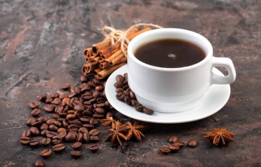 Kahve çekirdekleri ve tarçın çuval bezi bir arka plan üzerinde. Kavrulmuş kahve çekirdekleri arka plan kapatın. Üst metin kopyalama yeri olan kahve çekirdekleri kazık. Baharat. Baharat. Tarçın. Badian. Kahve evi.