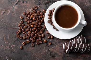 Kahve çekirdekleri ve tarçın çuval bezi bir arka plan üzerinde. Kavrulmuş kahve çekirdekleri arka plan kapatın. Üst metin kopyalama yeri olan kahve çekirdekleri kazık. Baharat. Baharat. Tarçın. Badian. Kahve evi.