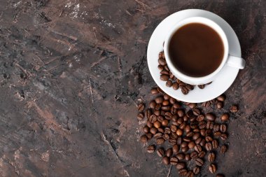 Kahve çekirdekleri ve tarçın çuval bezi bir arka plan üzerinde. Kavrulmuş kahve çekirdekleri arka plan kapatın. Üst metin kopyalama yeri olan kahve çekirdekleri kazık. Baharat. Baharat. Tarçın. Badian. Kahve evi.