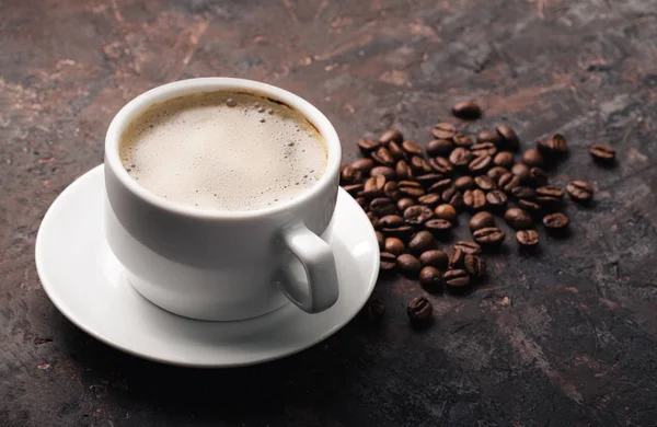 Kahve Çekirdekleri Tarçın Çuval Bezi Bir Arka Plan Üzerinde Kavrulmuş — Stok fotoğraf