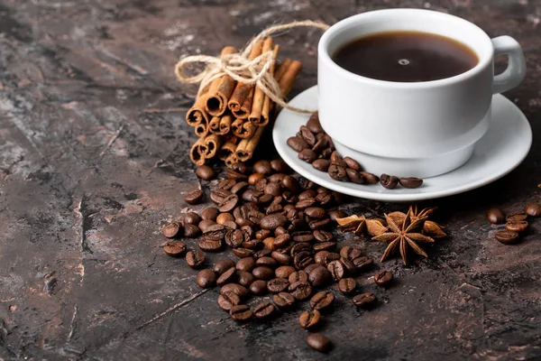 Kahve Çekirdekleri Tarçın Çuval Bezi Bir Arka Plan Üzerinde Kavrulmuş — Stok fotoğraf