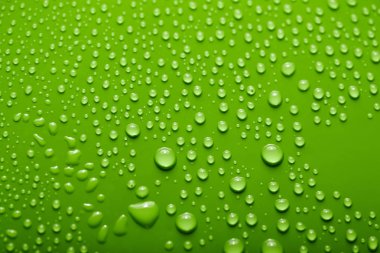 Küçük ve büyük renkli bir arka plan üzerinde su damlacıkları. Soyut sıvı spreyler