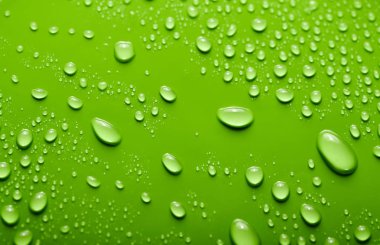 Küçük ve büyük renkli bir arka plan üzerinde su damlacıkları. Soyut sıvı spreyler