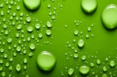 Küçük ve büyük renkli bir arka plan üzerinde su damlacıkları. Soyut sıvı spreyler