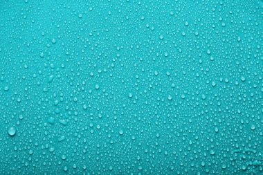 Küçük ve büyük renkli bir arka plan üzerinde su damlacıkları. Soyut sıvı spreyler