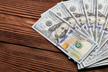 Makro atışı 100 dolar. Dolar Kapanışı Konsepti. Amerikan Doları Nakit Para. Yüz Dolarlık banknotlar. Yüz dolar mı? Benjamin Franklin 'in portresi.