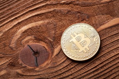 Altın bitcoin ve ahşap arka plan dolar. Bitcoin yüz dolarlık banknot üzerinde sembolik sikkeleri. Bir dolar için Exchange bitcoin nakit.