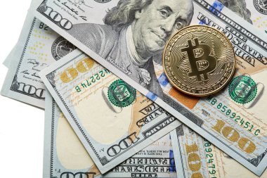 Altın bitcoin ve ahşap arka plan dolar. Bitcoin yüz dolarlık banknot üzerinde sembolik sikkeleri. Bir dolar için Exchange bitcoin nakit.
