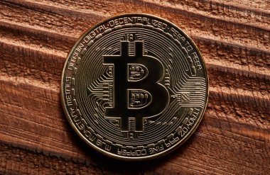 Altın bitcoin ve ahşap arka plan dolar. Bitcoin yüz dolarlık banknot üzerinde sembolik sikkeleri. Bir dolar için Exchange bitcoin nakit.