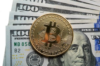 Altın bitcoin ve ahşap arka plan dolar. Bitcoin yüz dolarlık banknot üzerinde sembolik sikkeleri. Bir dolar için Exchange bitcoin nakit.