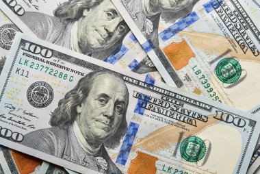 Makro atışı 100 dolar. Dolar Kapanışı Konsepti. Amerikan Doları Nakit Para. Yüz Dolarlık banknotlar. Yüz dolar mı? Benjamin Franklin 'in portresi.