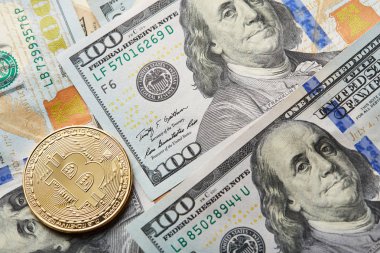 Altın bitcoin ve ahşap arka plan dolar. Bitcoin yüz dolarlık banknot üzerinde sembolik sikkeleri. Bir dolar için Exchange bitcoin nakit.
