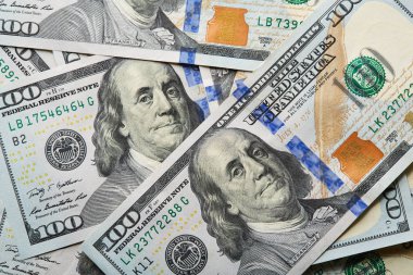 Makro atışı 100 dolar. Dolar Kapanışı Konsepti. Amerikan Doları Nakit Para. Yüz Dolarlık banknotlar. Yüz dolar mı? Benjamin Franklin 'in portresi.