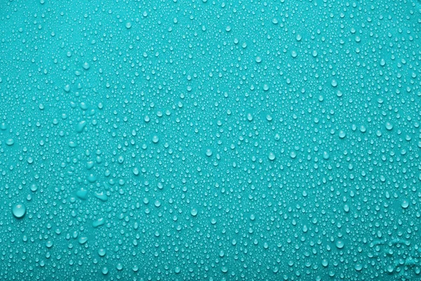 Küçük ve büyük renkli bir arka plan üzerinde su damlacıkları. Soyut sıvı spreyler