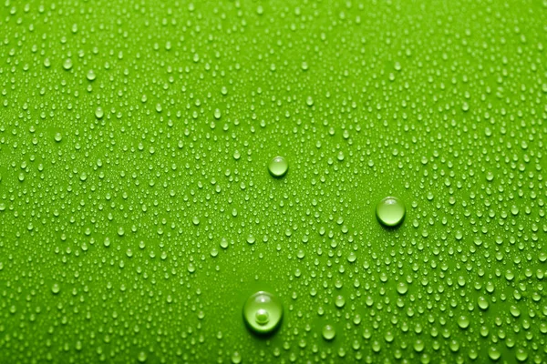 色付きの背景の水の小規模および大規模な低下 抽象的な液体スプレー — ストック写真