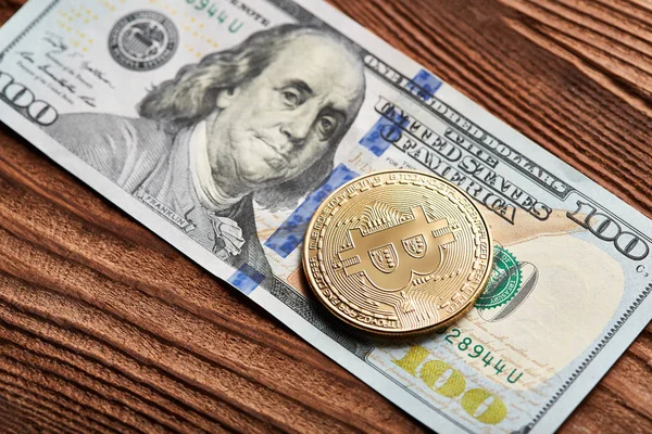 Bitcoin Oro Dólares Sobre Fondo Madera Monedas Simbólicas Bitcoin Billetes — Foto de Stock