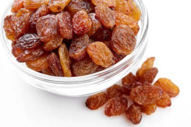 beyaz zemin üzerine kuru üzüm kase. Kuru üzüm.