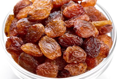 beyaz zemin üzerine kuru üzüm kase. Kuru üzüm.