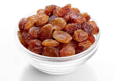 beyaz zemin üzerine kuru üzüm kase. Kuru üzüm.