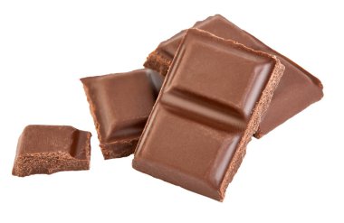 Beyaz arkaplanda izole edilmiş sütlü çikolata parçaları. 