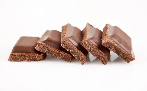 Beyaz Arkaplanda Izole Edilmiş Sütlü Çikolata Parçaları — Stok fotoğraf