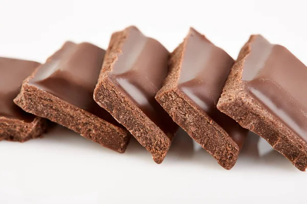 Piezas Chocolate Con Leche Aisladas Sobre Fondo Blanco —  Fotos de Stock