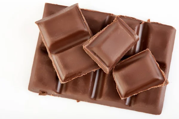 Piezas Chocolate Con Leche Aisladas Sobre Fondo Blanco —  Fotos de Stock