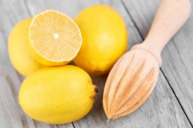 Taze sıkılmış limon suyu. Bir bardak sıkılmış limon suyu ve limon çevresinde. Vitaminler. Narenciye meyve. Sarı.